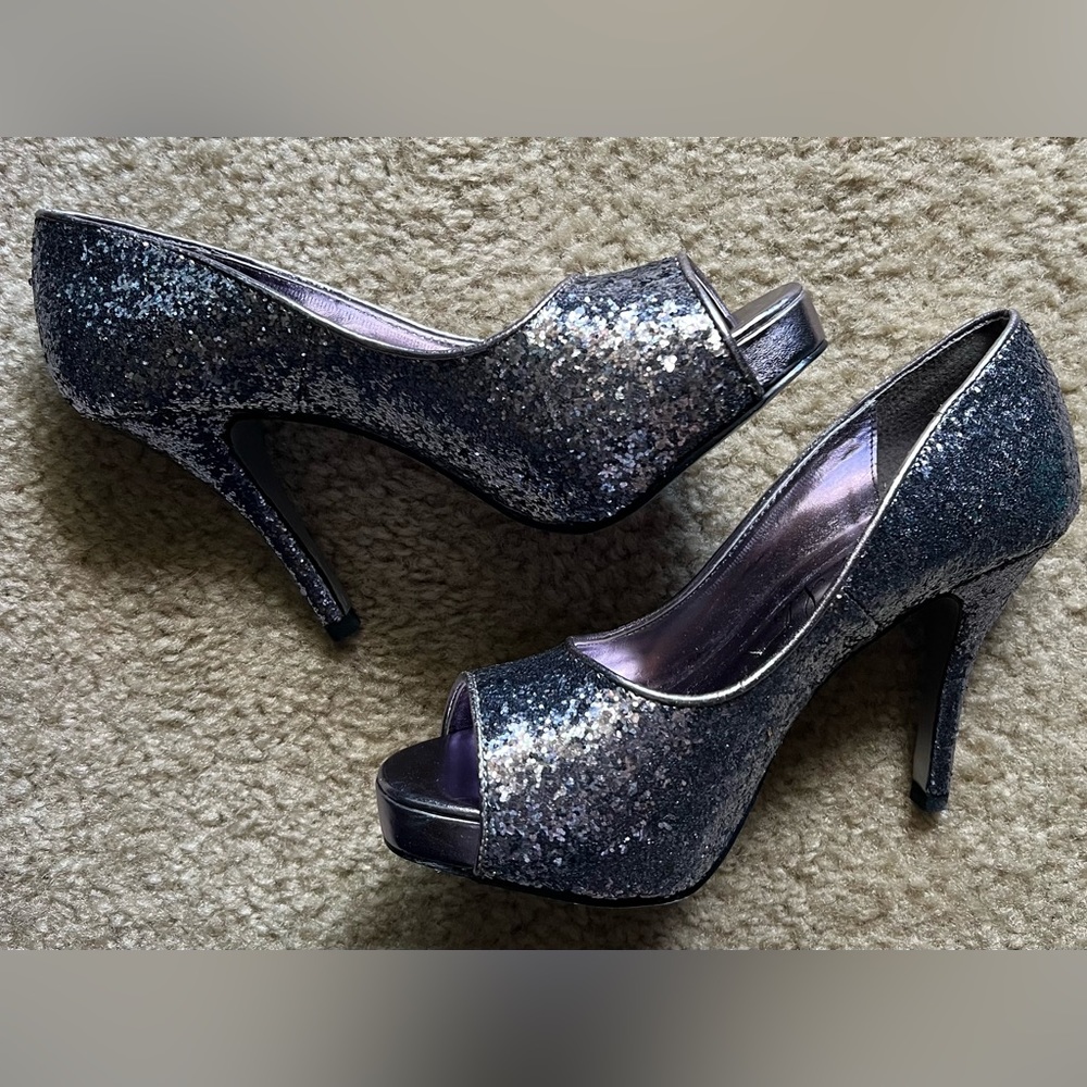 Romantic Soles. Lilac silver glitter heels. Size 7/M